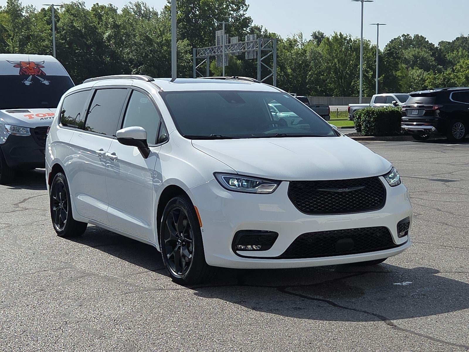 2023 Chrysler Pacifica Touring L AWD's photo
