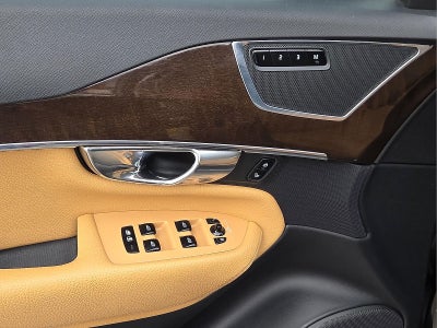 2016 Volvo XC90 T6 Momentum