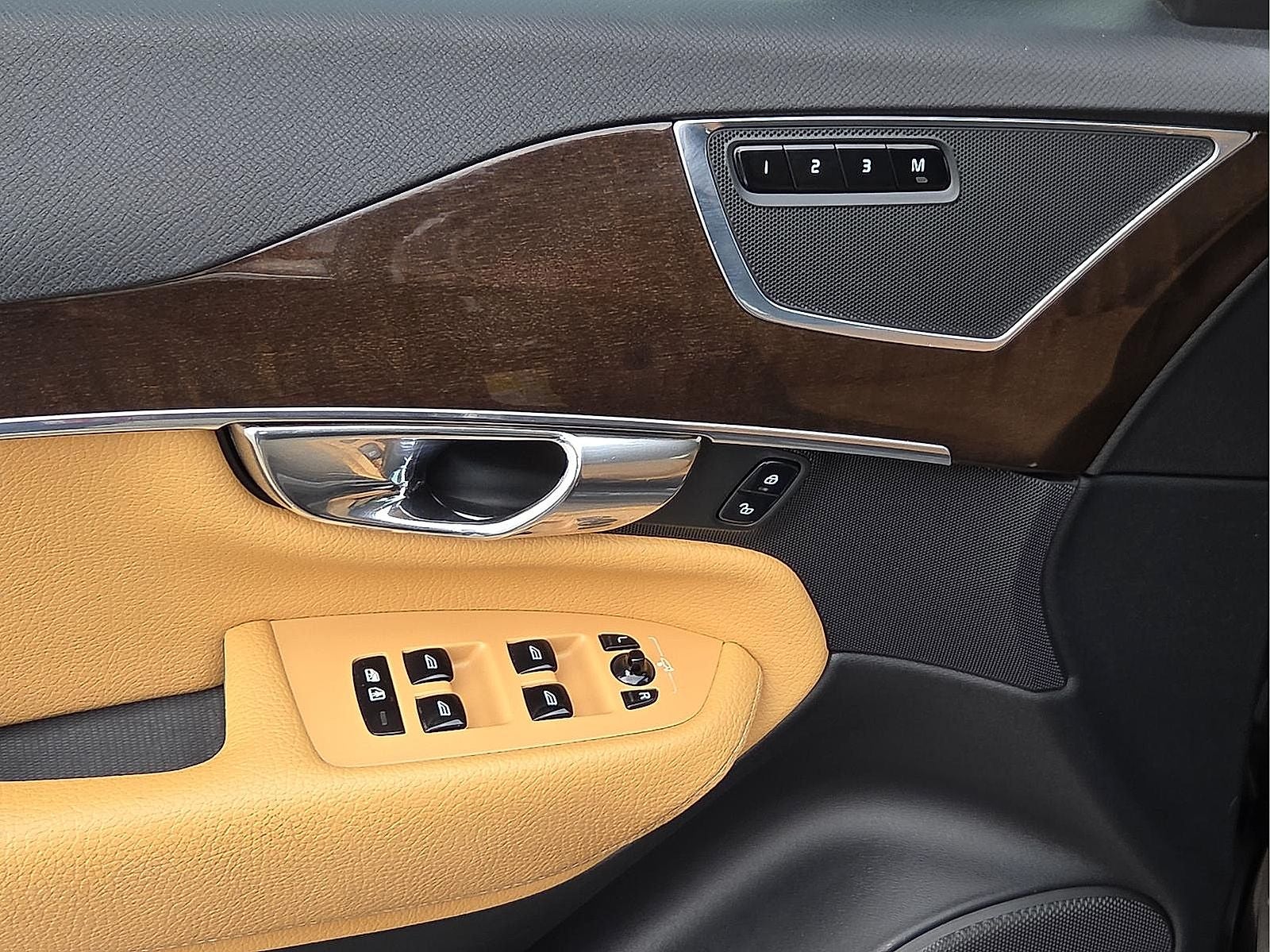 2016 Volvo XC90 T6 Momentum