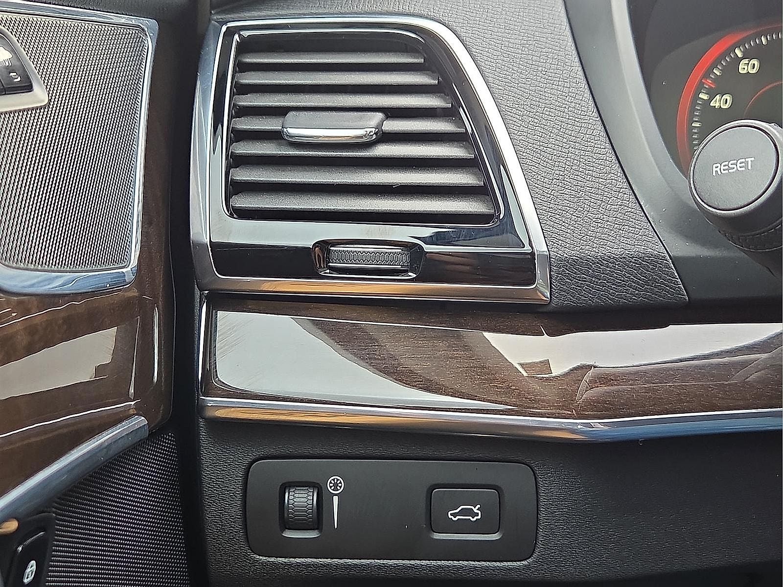 2016 Volvo XC90 T6 Momentum