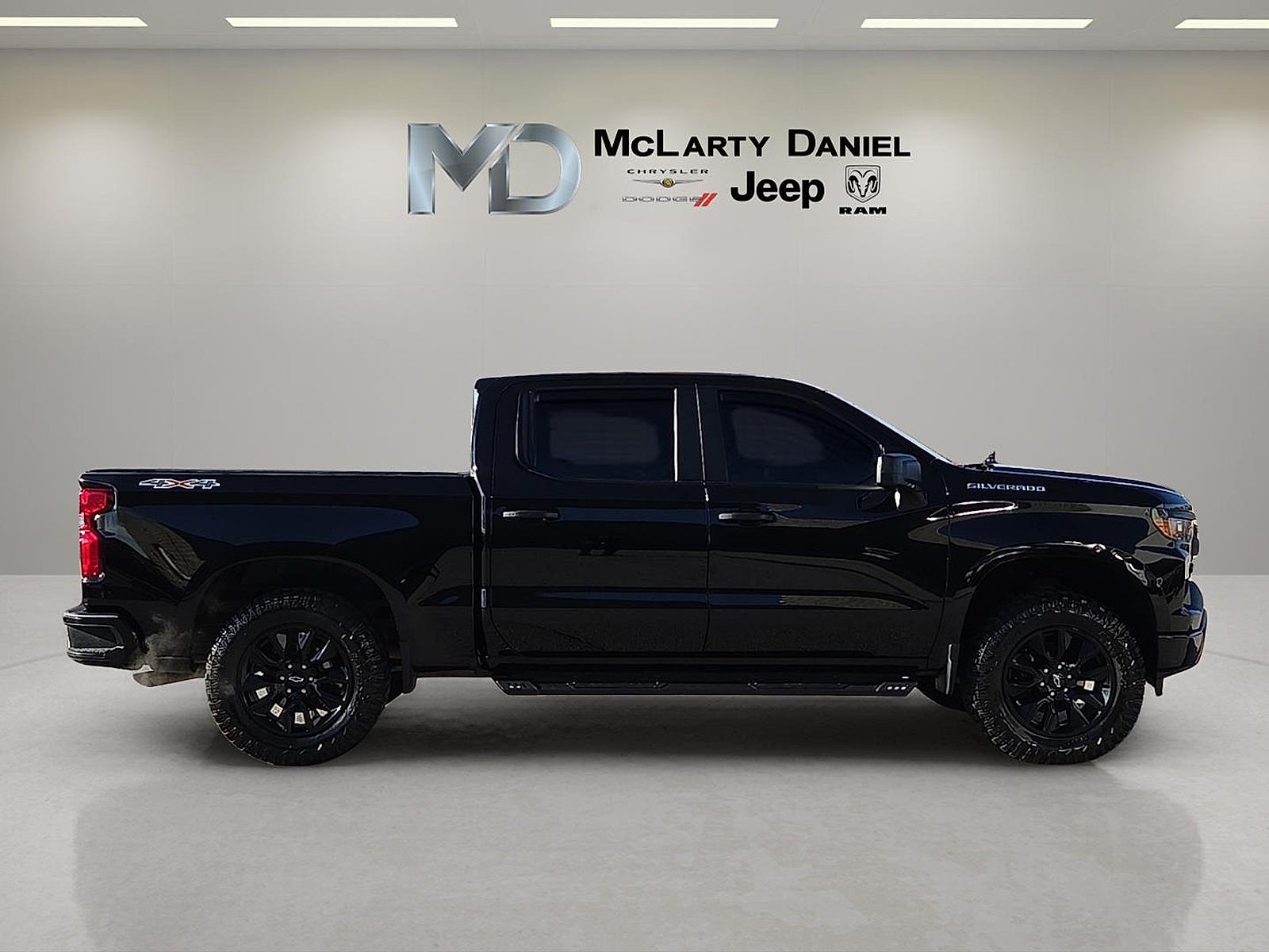 2022 Chevrolet Silverado 1500 4WD Crew Cab Short Bed Custom