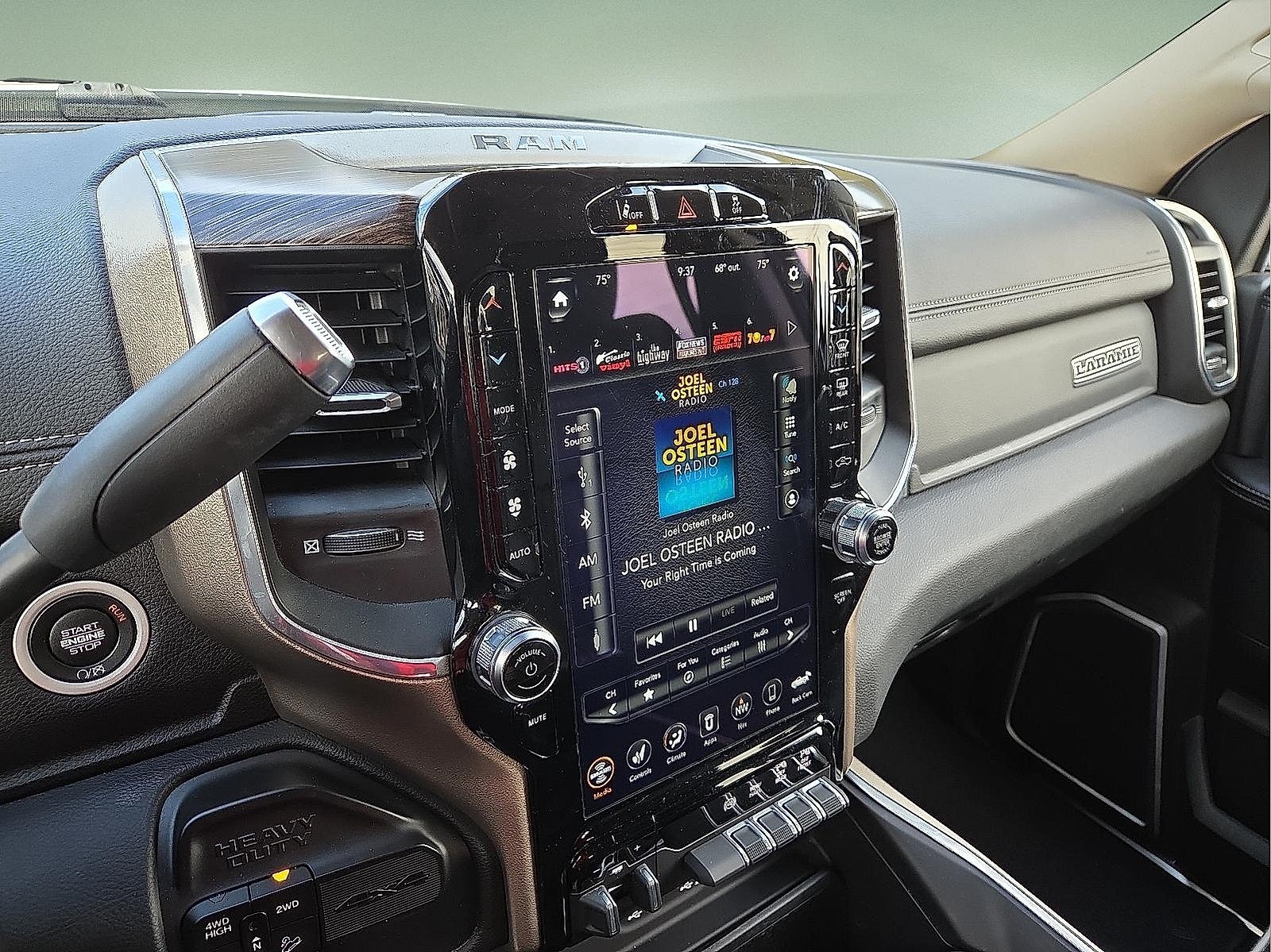 2020 RAM 2500 Laramie Crew Cab 4X4 6'4' Box