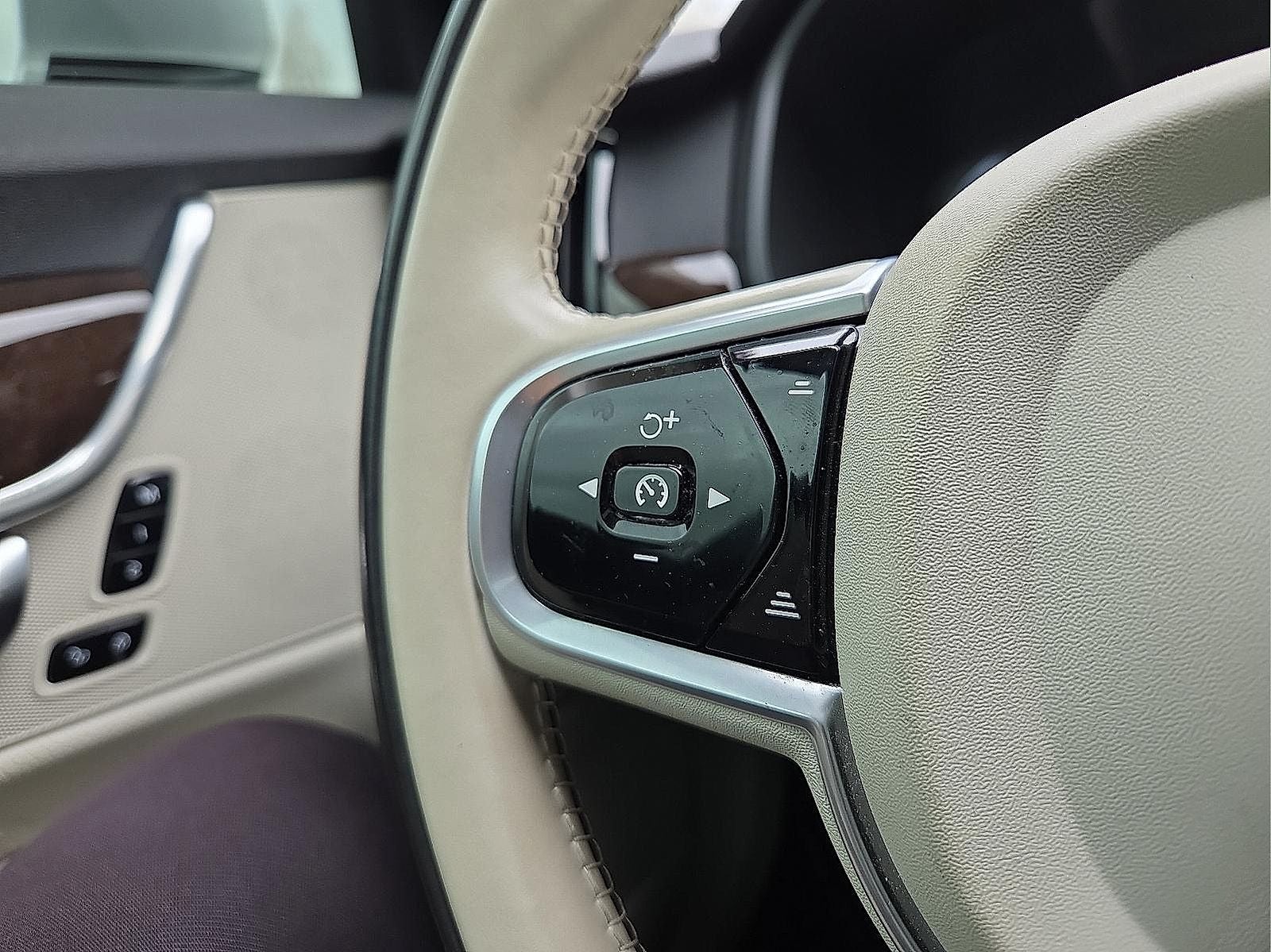 2019 Volvo S90 T6 Momentum