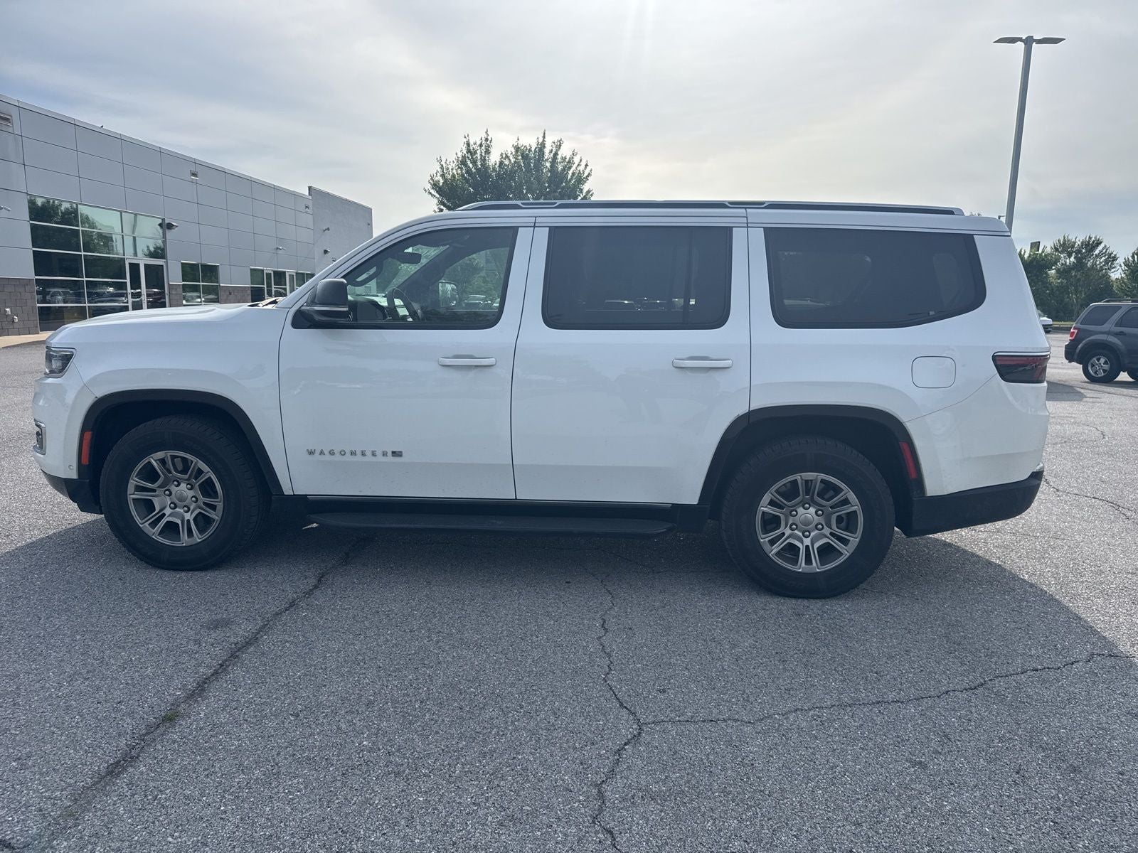 2023 Jeep Wagoneer Base